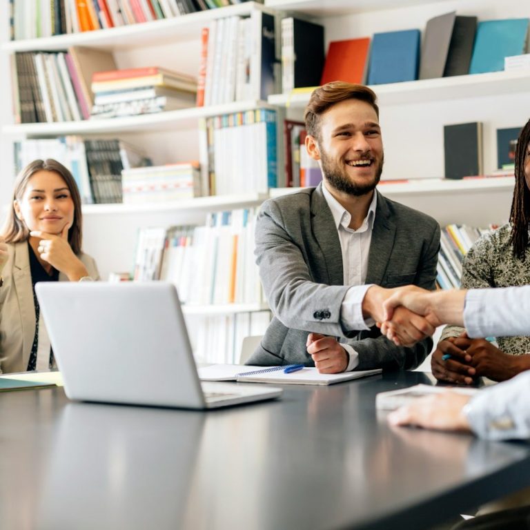 OMEXA energía es tu comercializadora barata, gestores energéticos de luz y gas para particulares, PYMES o empresas, comunidades de vecinos, 